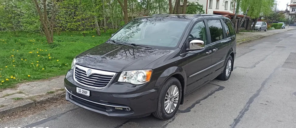 mazowieckie Lancia Voyager cena 45900 przebieg: 199000, rok produkcji 2013 z Radom